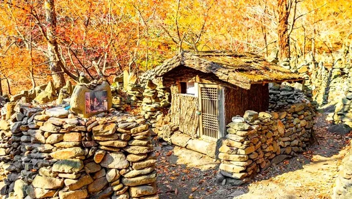 노추산 모정탑길 움막 / 사진=비짓강릉