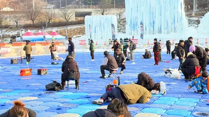 홍천강 꽁꽁축제 부교낚시터 / 사진=홍천강 꽁꽁축제